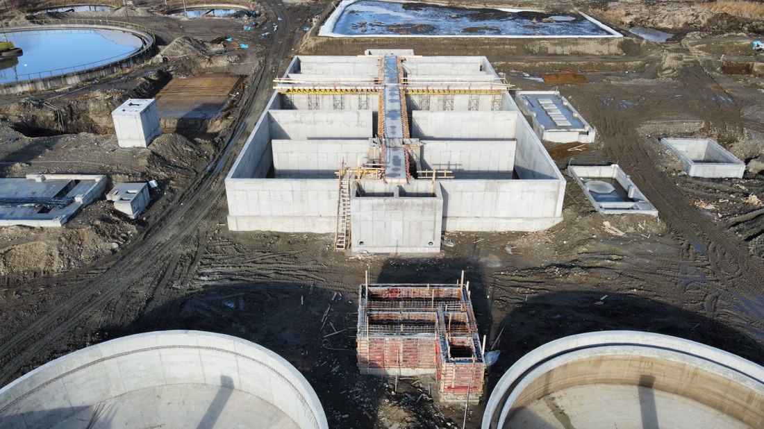 Statia de epurare Onesti - bazine de beton in executie