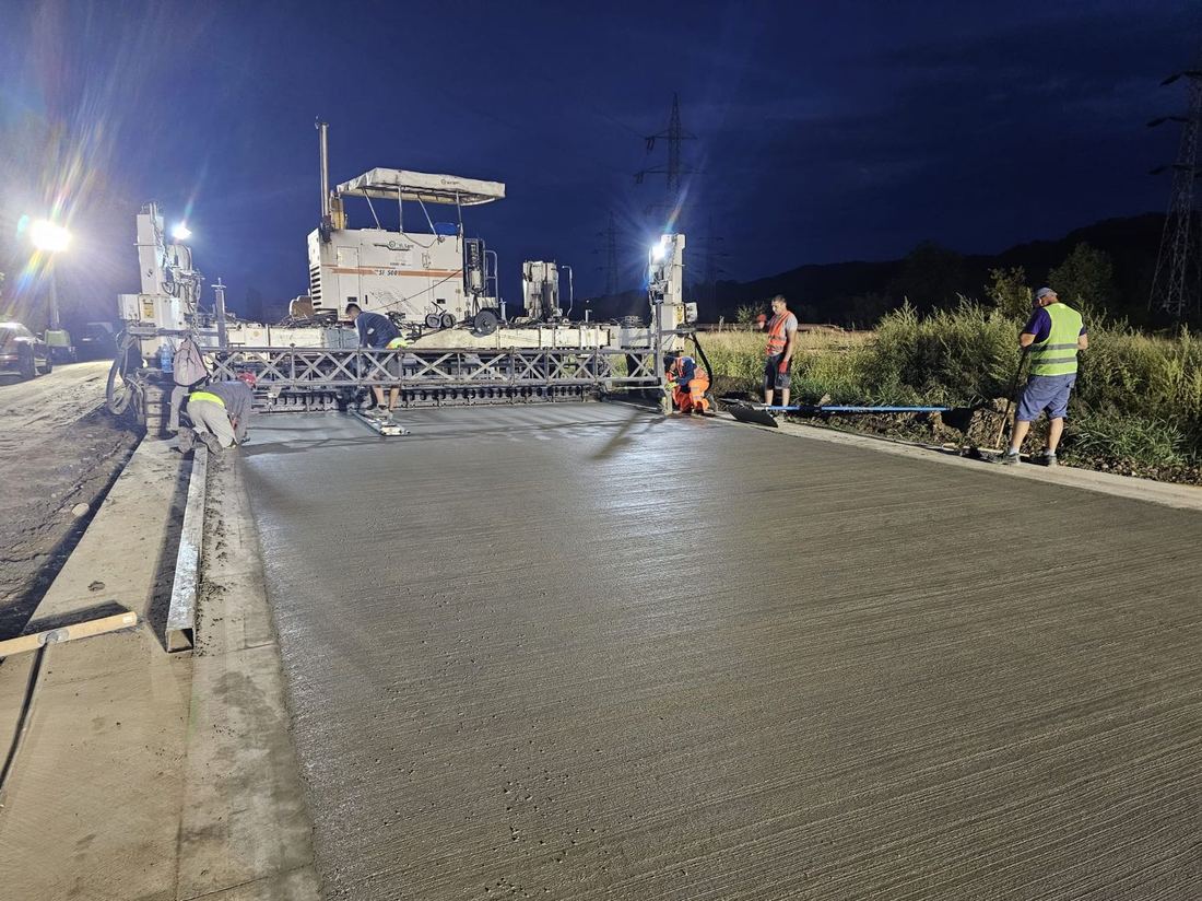 Reabilitare Strada Industriilor Onesti - lucrari de turnare beton pe timp de noapte